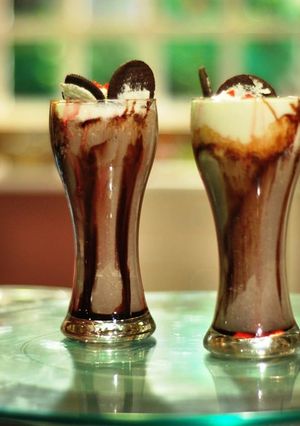 অরিও শেক উইথ আইসক্রিম(oreo shake with ice cream recipe in Bengali) রেসিপির প্রধান ছবি