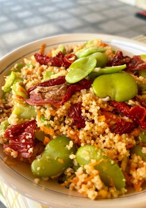 Foto di Cous cous con fave, carote e pomodori secchi