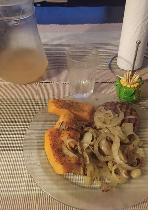 Una foto de Hamburguesas encebollada con calabaza al microondas