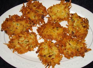 Una foto de LATKES, FRITOS DE PAPAS RALLADAS. JON STYLE