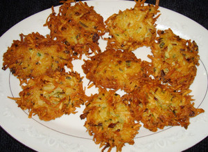 Una foto de LATKES, FRITOS DE PAPAS RALLADAS. JON STYLE