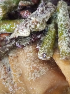 Una foto de Triángulos de Pasta Relleno de Tomate Berenjena y Calabacín con Trigueros y Panceta al Pesto Suave