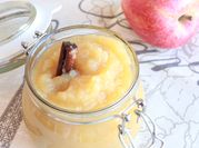 Una foto de compota de manzana dulce
