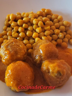 Una foto de Albóndigas con garbanzos o puré de patatas