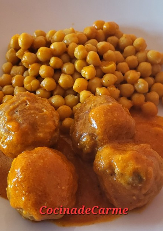Una foto de Albóndigas con garbanzos o puré de patatas