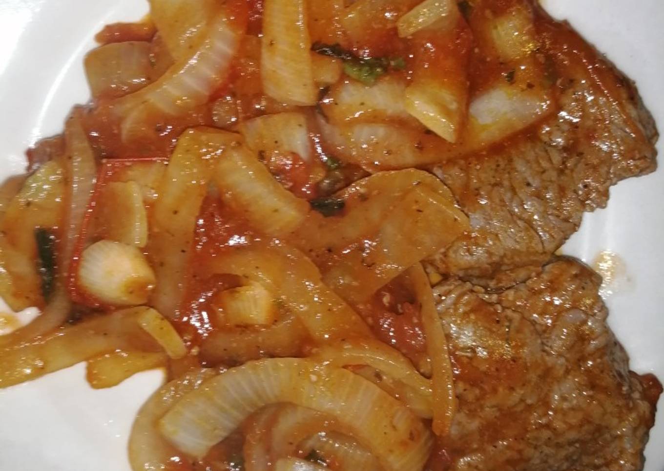 Bistec de Res, encebollado con tomate