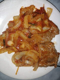 Una foto de Bistec de Res, encebollado con tomate