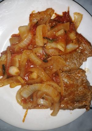 Una foto de Bistec de Res, encebollado con tomate
