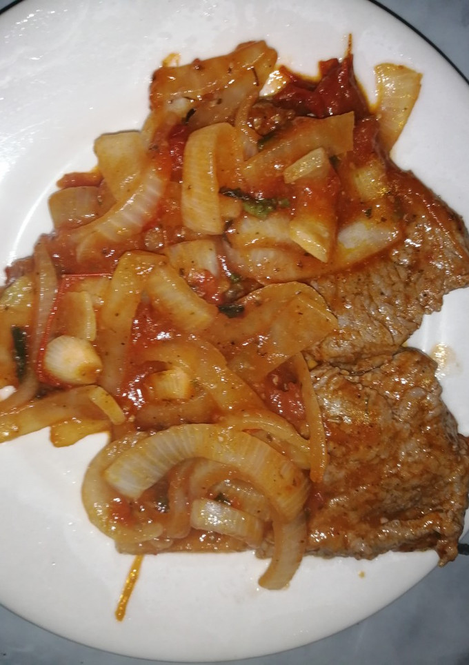 Una foto de Bistec de Res, encebollado con tomate