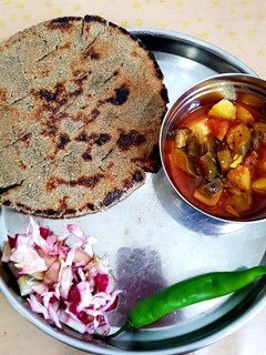 રીંગણ બટાકા નુ શાક (Ringan Bataka Shak Recipe In Gujarati) રેસીપી મુખ્ય ફોટો