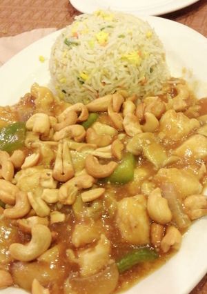 A picture of Chicken ginger with nuts.