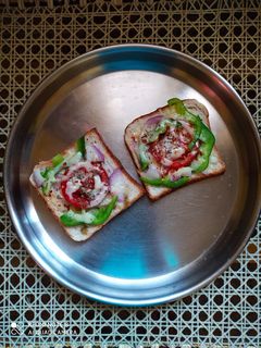 பிரட் பிட்ஸா வித் வடு மாங்காய்(bread pizza recipe in tamil) செய்முறை முக்கிய புகைப்படம்