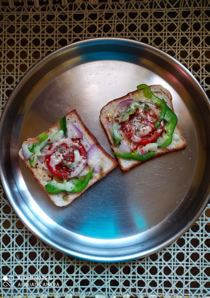 பிரட் பிட்ஸா வித் வடு மாங்காய்(bread pizza recipe in tamil) செய்முறை முக்கிய புகைப்படம்