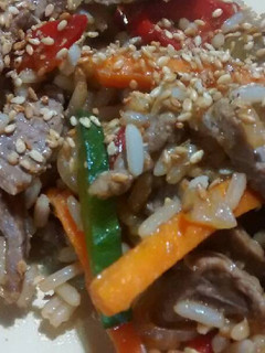 Una foto de Wok de carne y vegetales 🍆
