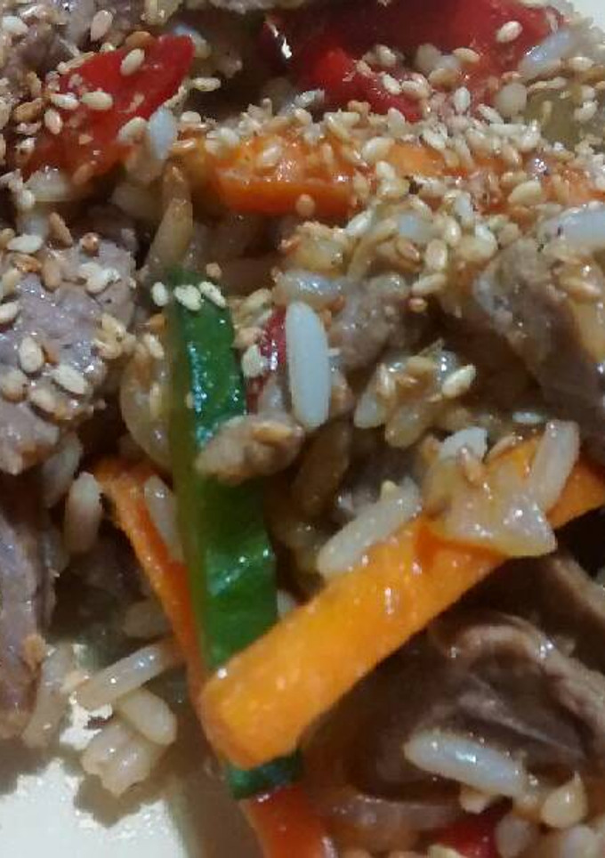 Una foto de Wok de carne y vegetales 🍆