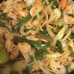 Una foto de Fajitas de pollo con nopales