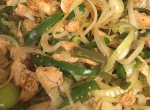 Una foto de Fajitas de pollo con nopales