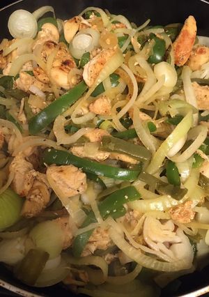 Una foto de Fajitas de pollo con nopales