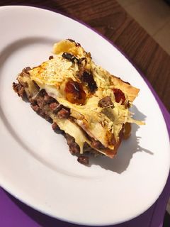 Una foto de Lasagna de carne, jamón y queso
