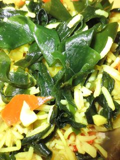 Una foto de Arroz tipo paella con algas Wakame y Agua de Mar