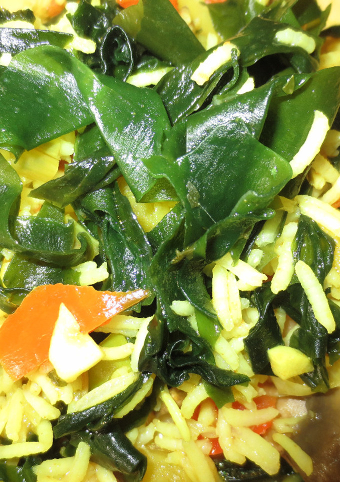 Una foto de Arroz tipo paella con algas Wakame y Agua de Mar