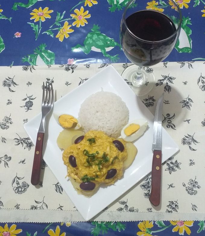 Una foto de Ají de gallina o pollo