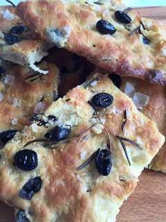 Una foto de Focaccia de aceitunas negras y romero