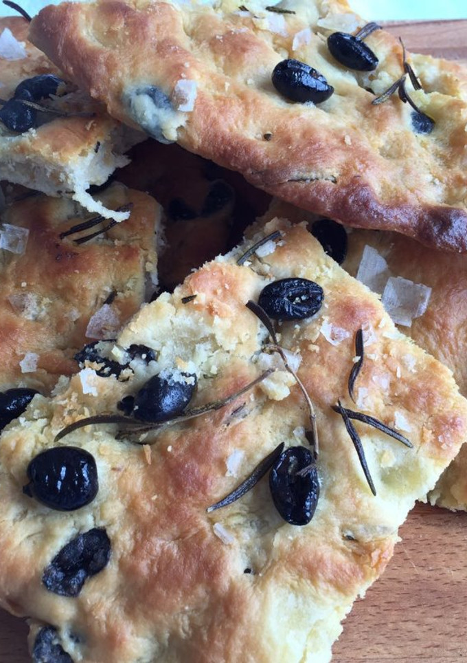 Una foto de Focaccia de aceitunas negras y romero