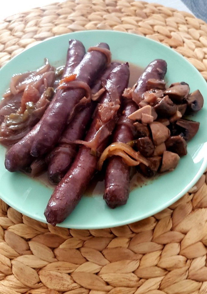 Una foto de Salchichas al vino tinto🍷