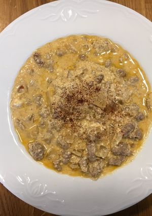 Una foto de Shakrieh, guiso de carne y yogur