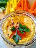 Domowy hummus z pieczoną papryką