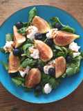 Insalata di fichi neri, mirtilli e ricotta al balsamico