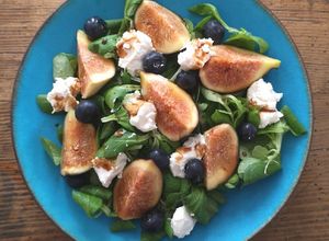 Foto di Insalata di fichi neri, mirtilli e ricotta al balsamico