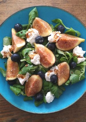 Foto di Insalata di fichi neri, mirtilli e ricotta al balsamico