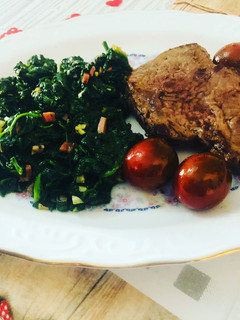 Una foto de Filete de ternera con espinacas salteadas con jamón