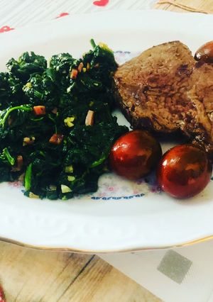 Una foto de Filete de ternera con espinacas salteadas con jamón