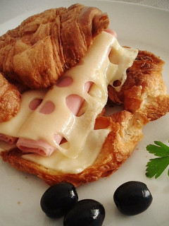 Una foto de Croissant de jamón york y queso emmental
