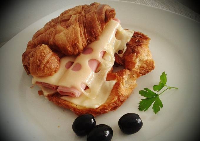 Croissant De Jamón York Y Queso Emmental Receta De Josevillalta Cookpad 1361