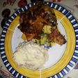 Pollo a la manteca de perejil con puré rústico