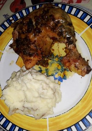 Una foto de Pollo a la manteca de perejil con puré rústico