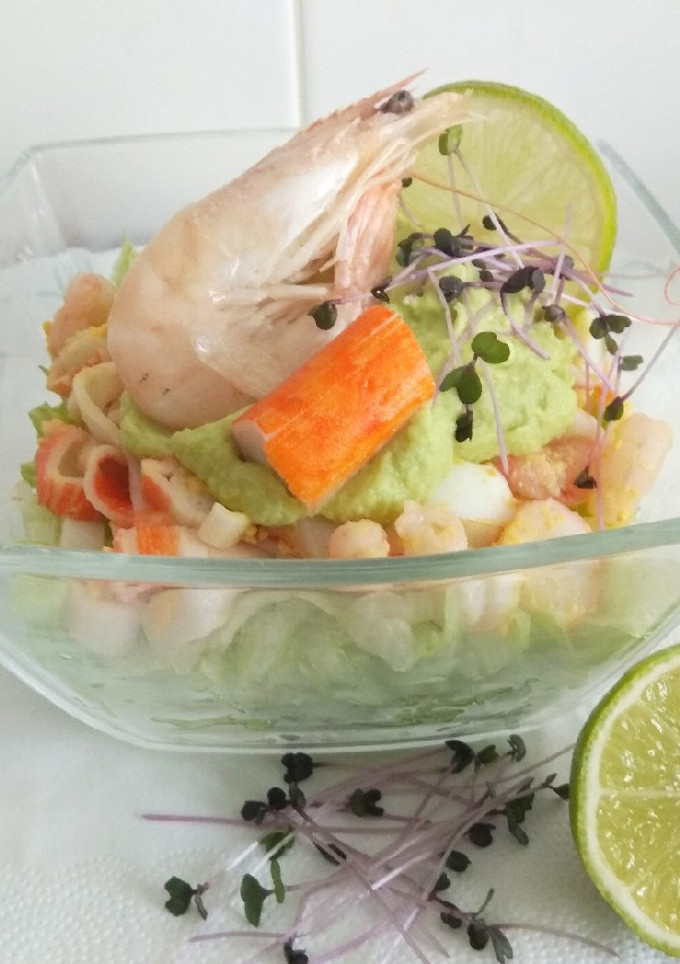 Una foto de Cóctel de gambas con mahonesa de aguacate
