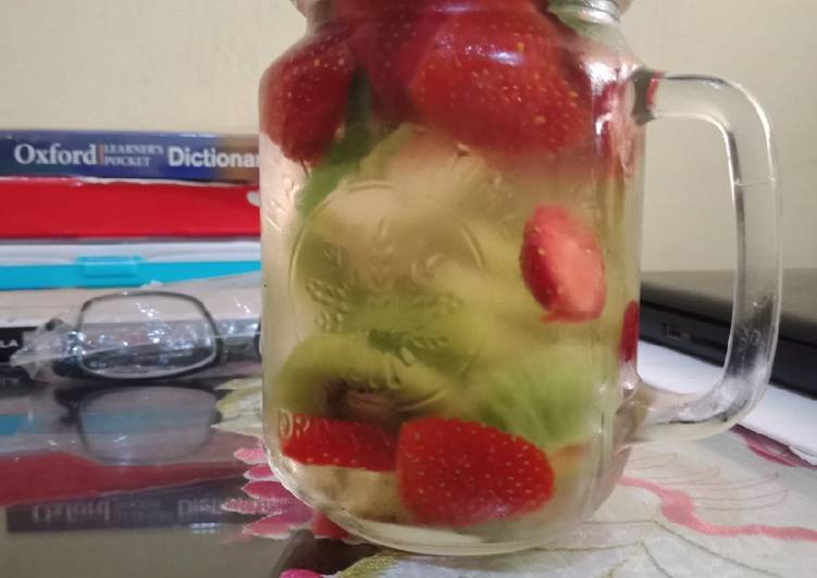 Cara Gampang Menyiapkan Infuse Water Kiwi Strowberry &amp; Daun Mint, Enak Banget