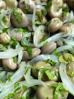 Una foto de Ensalada de habas 😋