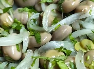 Una foto de Ensalada de habas 😋