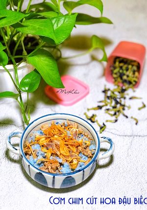 Hình của món Cơm chim cút hoa đậu biếc.