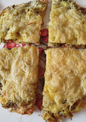 Una foto de Pizza extrafina con queso y verduras