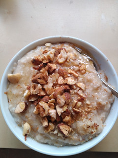 Una foto de Porridge con miel y frutos secos