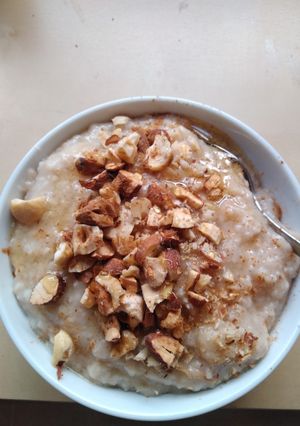 Una foto de Porridge con miel y frutos secos