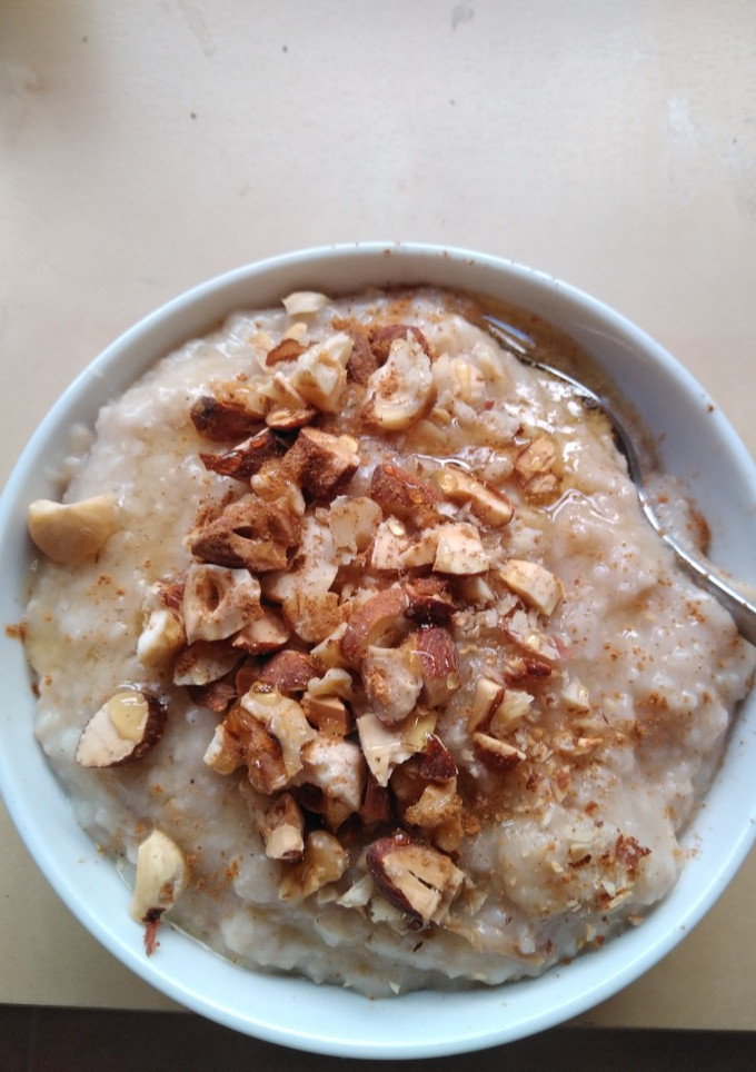 Una foto de Porridge con miel y frutos secos