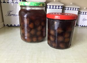 Une photo de Cerises du jardin à l eau de vie (deux mois de macération)